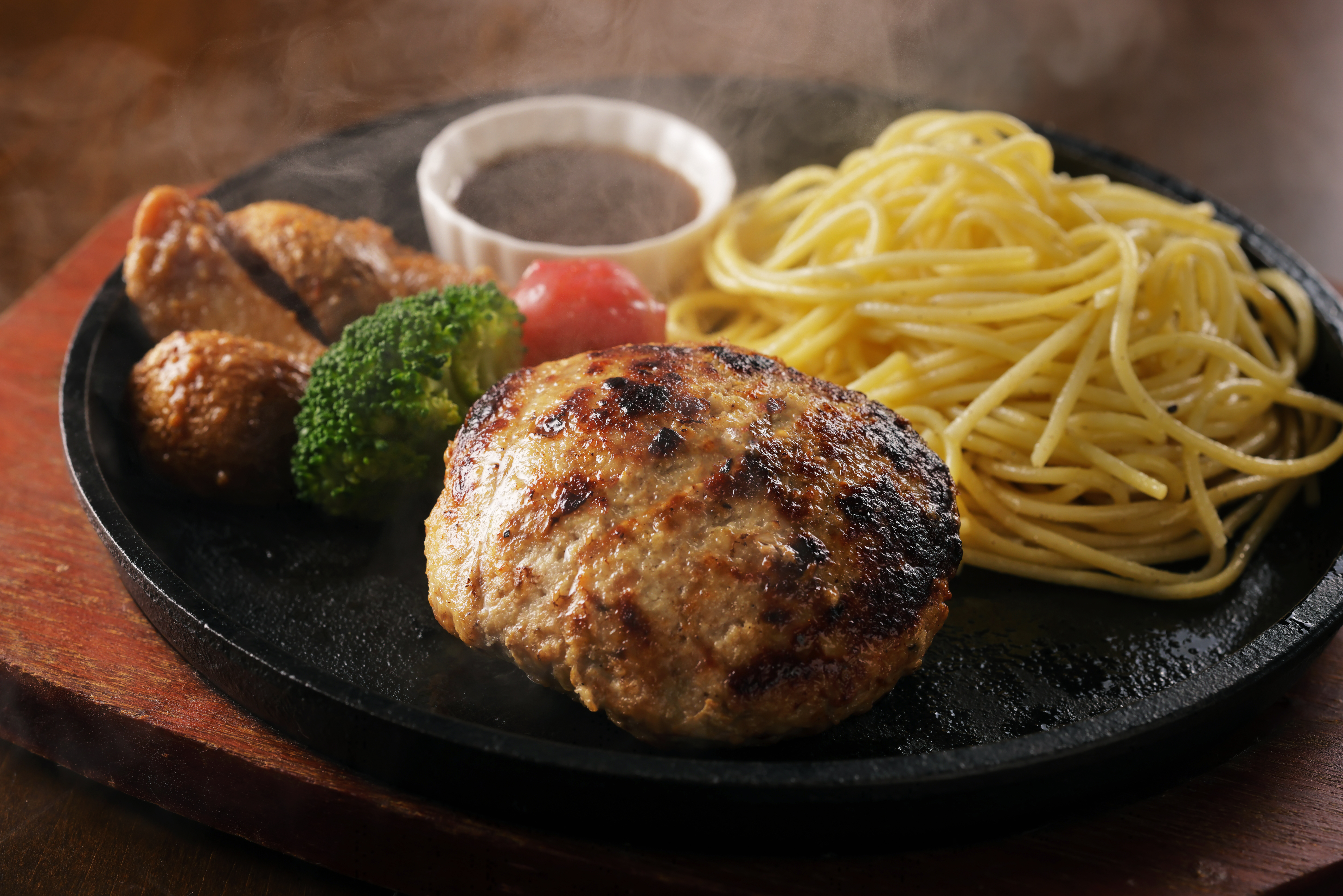 オリジナルの玉ねぎソースで本格ハンバーグステーキを！