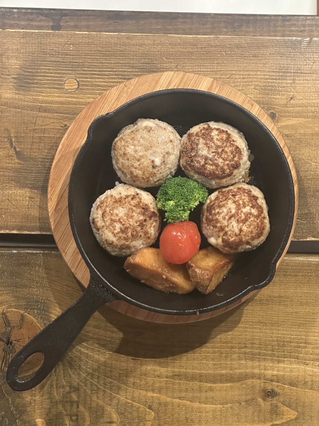 キャンプでも楽しめる！チーズinハンバーグの美味しさを体験