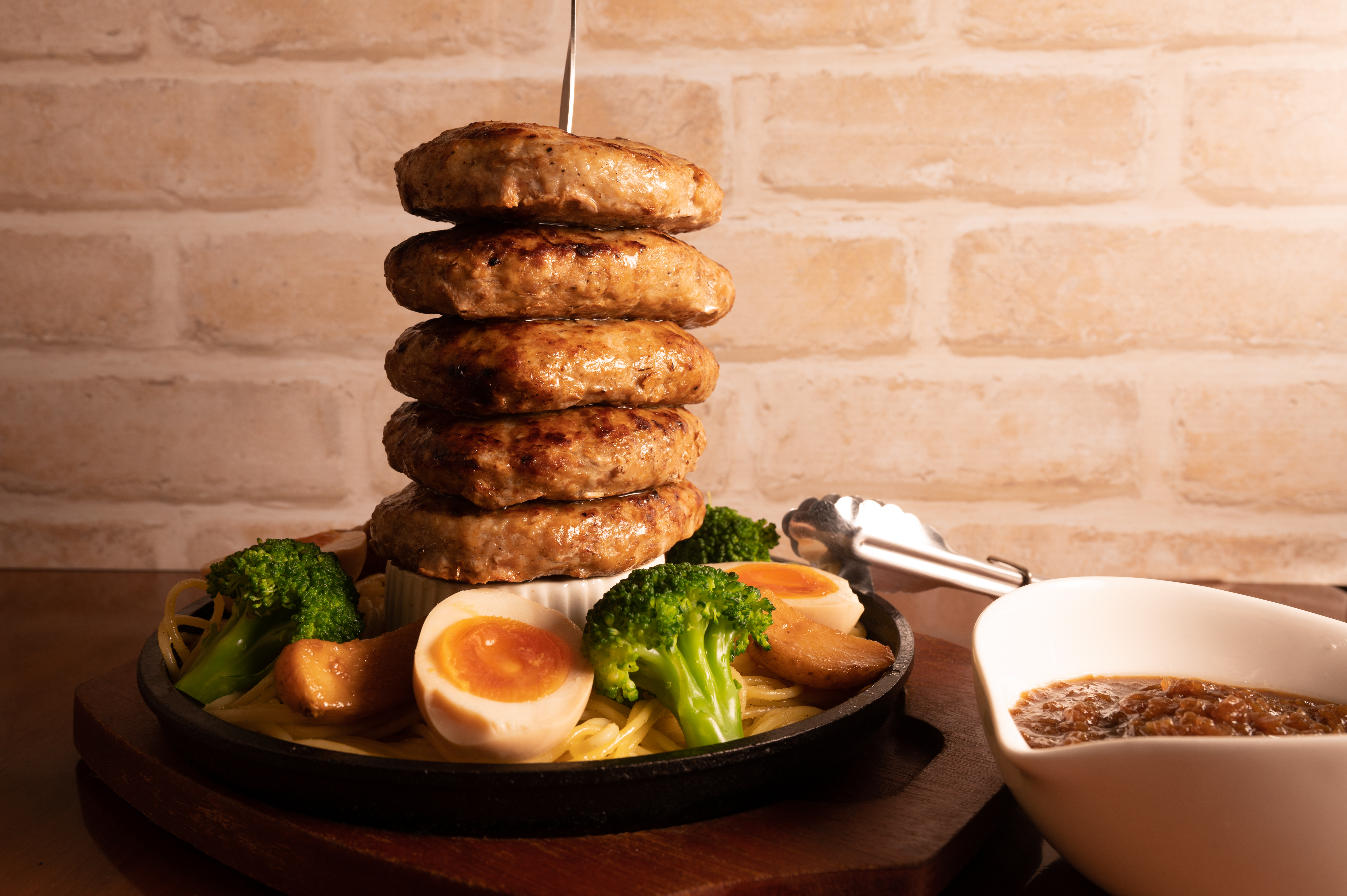 驚きの味わいが重なる！ハンバーグタワーの贅沢サプライズ
